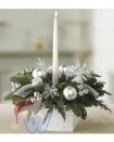 Новогодняя белая композиция с пихтой, свечой и декоративными элементами.